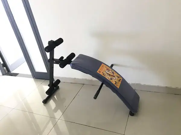 Đệm lưng của ghế tập dày dặn, đem lại sự thoải mái cho người tập