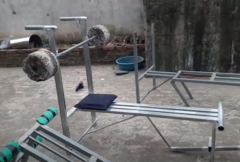 Gắn mặt ghế vào ghế tập tạ tự chế