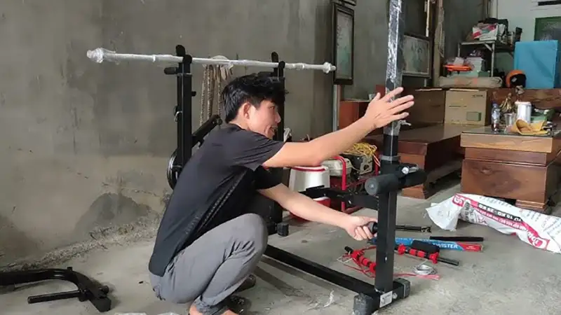 Lắp đặt phần khung của giàn tạ đa năng